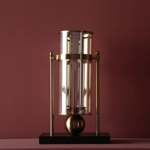 Moderner nordischer Luxus-Kerzenhalter aus Goldmetall und Glas auf schwarzem Sockel