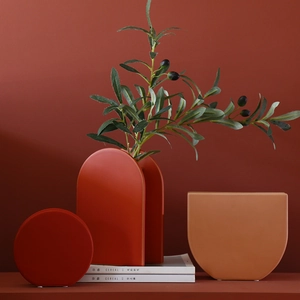 Vases Morandi minimalistes en céramique rouge foncé et orange terre cuite mats