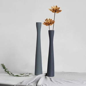 Vasi minimalisti in ceramica opaca blu con decorazione di fiori di loto essiccati per interni