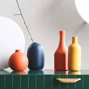Set di vasi in ceramica Morandi con finitura opaca e rami secchi decorativi