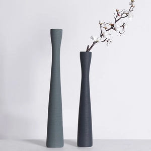 Set di vasi alti in ceramica minimalista grigio opaco con elegante trama spazzolata