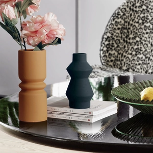 Moderne Morandi keramische vazen in amber en geometrisch zwart voor huisdecor