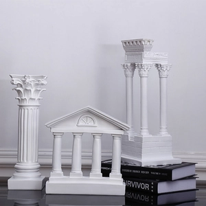 Modèle de temple grec blanc et sculptures de colonnes romaines pour décoration