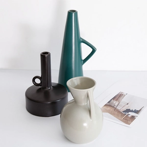 Τρία μινιμαλιστικά κεραμικά βάζα σε στυλ Nordic Morandi με γεωμετρικές λαβές