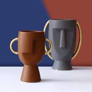 Vasi moderni in ceramica con volti astratti e manici ad anello dorati, set marrone e grigio