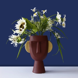 Vaso in ceramica di lusso nordico a forma di viso con dettagli dorati e fiori bianchi