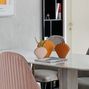 Moderne Keramikvasen in Muschelform im Morandi-Stil für nordische Wohndeko