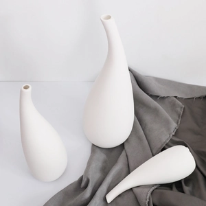 Set di tre eleganti vasi in ceramica bianca opaca per decorazioni domestiche minimaliste