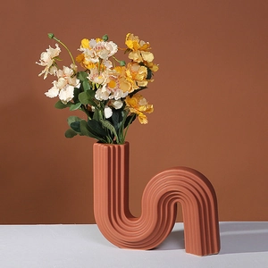 Vase en céramique terracotta moderne en forme de S avec des rayures verticales et fleurs