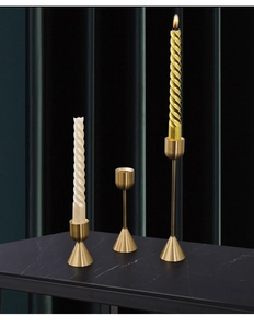Dreiteiliges Set Metallkerzenständer mit konischem Sockel und gebürstetem Finish für Stabkerzen