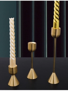 Drei abgestufte goldene Kerzenständer aus Metall mit Spiral-Stabkerzen im Set
