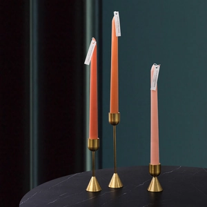 Nordisches Luxus Kerzenständer Set mit drei rosa Stabkerzen auf schwarzem Marmor