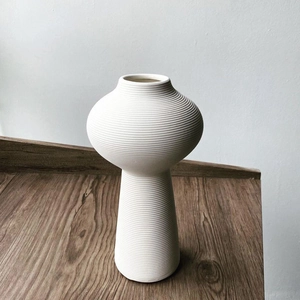 Moderne Minimalistische Weiße Keramikvase Für Home Decor Kreative Gerippte Textur Desktop Blumenvase Wabi-Sabi Stil Keramik Ornament