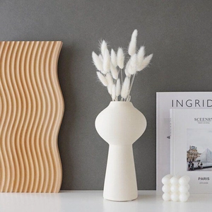 Minimalistische weiße strukturierte Keramikvase mit Trockenblumen für moderne Deko