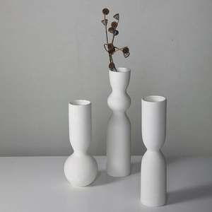 Minimalistisches weißes Keramik-Vasen-Set mit Streifenstruktur für moderne Heimdeko