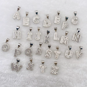 Silberne A-Z Buchstabenanhänger mit Zirkonia-Besatz auf weißem Pelzhintergrund für Damen