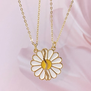 Magnetische Gänseblümchen-Halskette in Gold mit weißer und gelber Emaille-Füllung