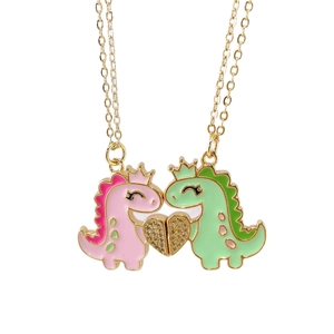 Magnetische Dinosaurier-Halskette für Paare mit rosa und grünen Anhängern und Goldherz