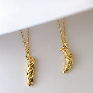 Ensemble collier pendentif pain croissant et baguette 3D dorés avec chaînes fines