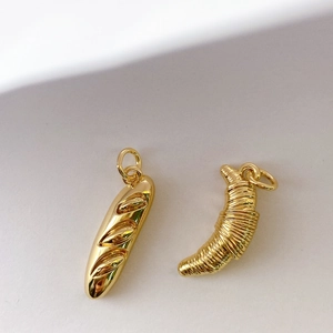 Collier Pendentif Pain Baguette Croissant en Cuivre Électroplaqué Bijoux Thème Alimentaire Mode Individuelle pour Femme Accessoires Décoration