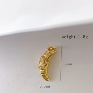 Vue détaillée des dimensions de 20mm de hauteur et 8,5mm de largeur du pendentif