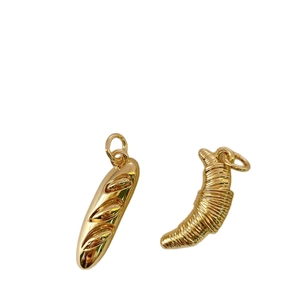 Ensemble de pendentifs collier en forme de croissant et baguette dorés 3D
