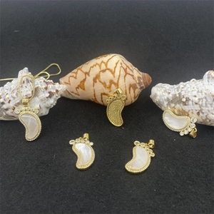 Fashion Footprint Pendant Necklace Gold Plated Copper Natural Mother of Artificial Pearl Shell Zirconia Inlaid Jewelry For Women Gift