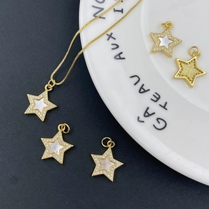Collier Pendentif Étoile en Nacre Naturelle Style Ins en Cuivre Plaqué Or avec Strass Incrustés Bijoux Femme Quotidien