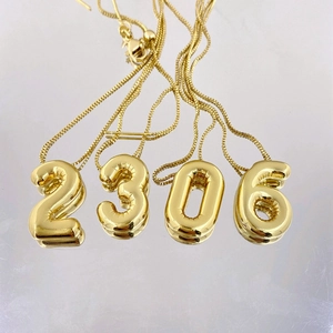 Collier avec pendentif chiffre 3D style ballon au fini plaqué or élégant
