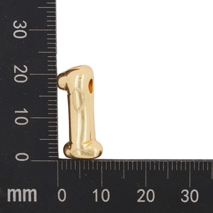 Vue détaillée mesurant le pendentif chiffre un doré montrant les dimensions 15 mm par 7 mm