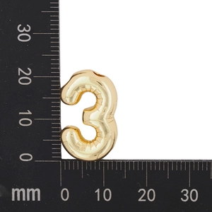 Vue macro du pendentif chiffre 3 doré montrant la mesure de hauteur de 15mm sur règle