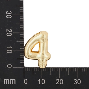 Détail macro du pendentif chiffre 4 doré montrant une taille de 18 mm sur une règle