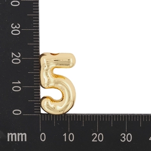 Gros plan du pendentif numéro 5 doré style ballon avec échelle de mesure précise