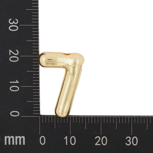 Détail du pendentif doré chiffre 7 avec mesure de taille de 21 mm sur une règle