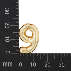 Mesure détaillée de la taille d'un pendentif ballon numéro 9 doré avec dimensions en mm
