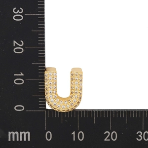 Detailed size measurement of a gold letter U pendant paved with sparkling zircon stones