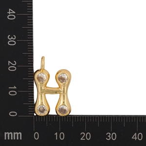 Detailed size measurement showing gold letter H pendant with zircon stones, 18mm height
