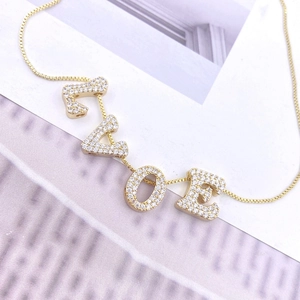 Exquisite vergoldete LOVE-Buchstabenkette mit funkelndem Zirkonia-Pavé-Mikro-Inlay