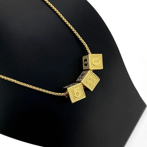 Gouden hiphop ketting met 520 kubushangers en een strak kubusvormig cijferontwerp
