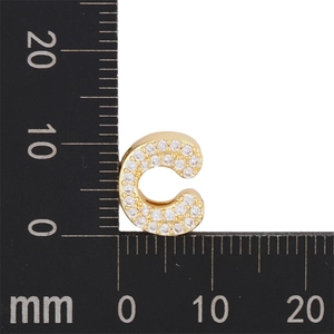 Makroaufnahme von 10mm Goldbuchstabe C Anhänger mit Zirkonia für DIY-Schmuckherstellung