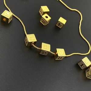 Hiphop ketting met goudgepolijste cijferhangers 0-9 op een klassieke box-schakelketting