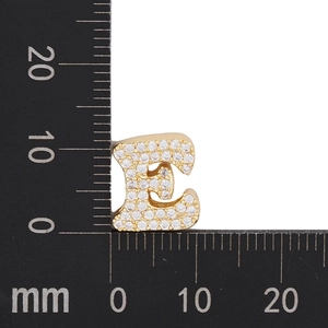 Makroaufnahme der Maße des goldfarbenen Buchstabe-E-Anhängers mit Zirkonia-Steinen