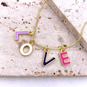 Collier pendentif lettres LOVE en émail coloré avec chaîne dorée pour bijoux DIY créatifs