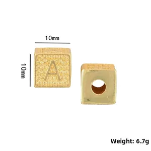 Gros plan d'une perle cube dorée de 10 mm avec la lettre A pour bijoux DIY