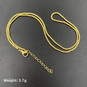 Collier doré avec pendentif cube, chaîne vénitienne et fermoir mousqueton, poids 5,7g