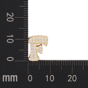 Makroaufnahme von Gold-Buchstabe F Anhänger mit Zirkonia zeigt Maße von 12mm x 12mm