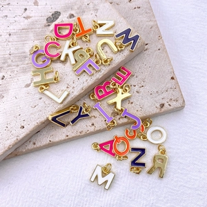 Détails de breloques lettres émaillées colorées et dorées pour création de bijoux