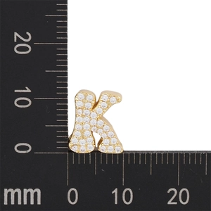 Makroaufnahme von goldenem K-Anhänger mit Zirkonia, Größe 12mm mal 10mm