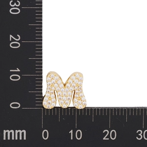 Detail von goldenem Buchstaben-M-Anhänger mit Zirkonia-Inlay und 15mm Größenanzeige