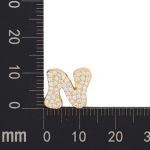 Detailaufnahme der Maße eines goldene Buchstabe N Anhänger mit Zirkonia-Besatz